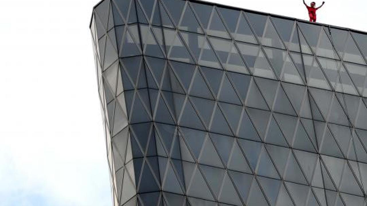 Aksi Spiderman panjat Bakrie Tower