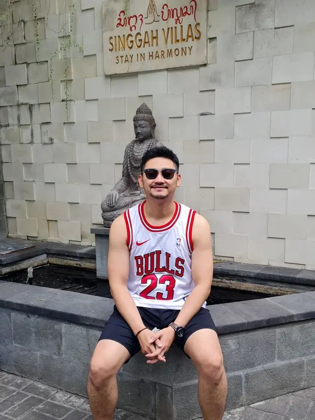 Angga Wijaya dan kacamata hitamnya.