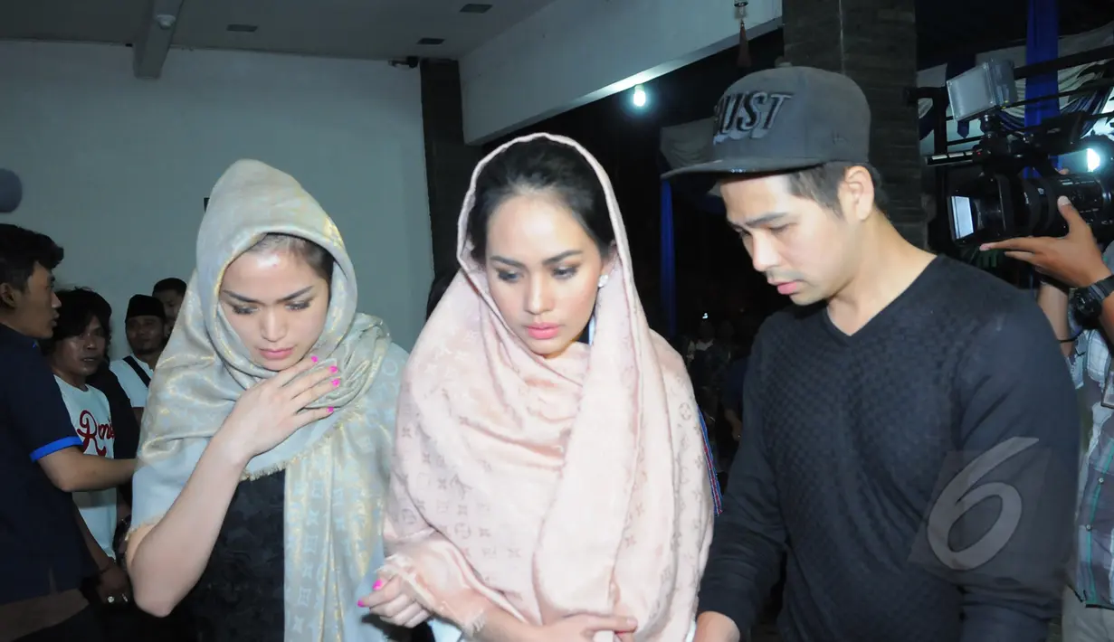 Jesika dan Kartika Putri berkunjung ke rumah Olga di kawasan Duren Sawit, Jakarta Timur, Jumat (27/3/2015). Sejumlah artis mendatangi rumah Olga setelah mendengar kematian Olga. (Liputan6.com/Faisal R Syam) 