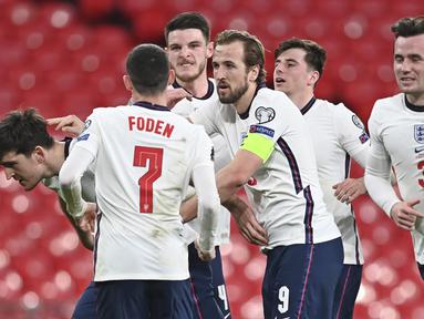 Para pemain Inggris merayakan gol kedua ke gawang Polandia yang dicetak bek Harry Maguire (kiri) dalam laga lanjutan Kualifikasi Piala Dunia 2022 Zona Eropa Grup I di Wembley Stadium, London, Rabu (31/3/2021). Inggris menang 2-1 atas Polandia. (AP/Andy Rain)