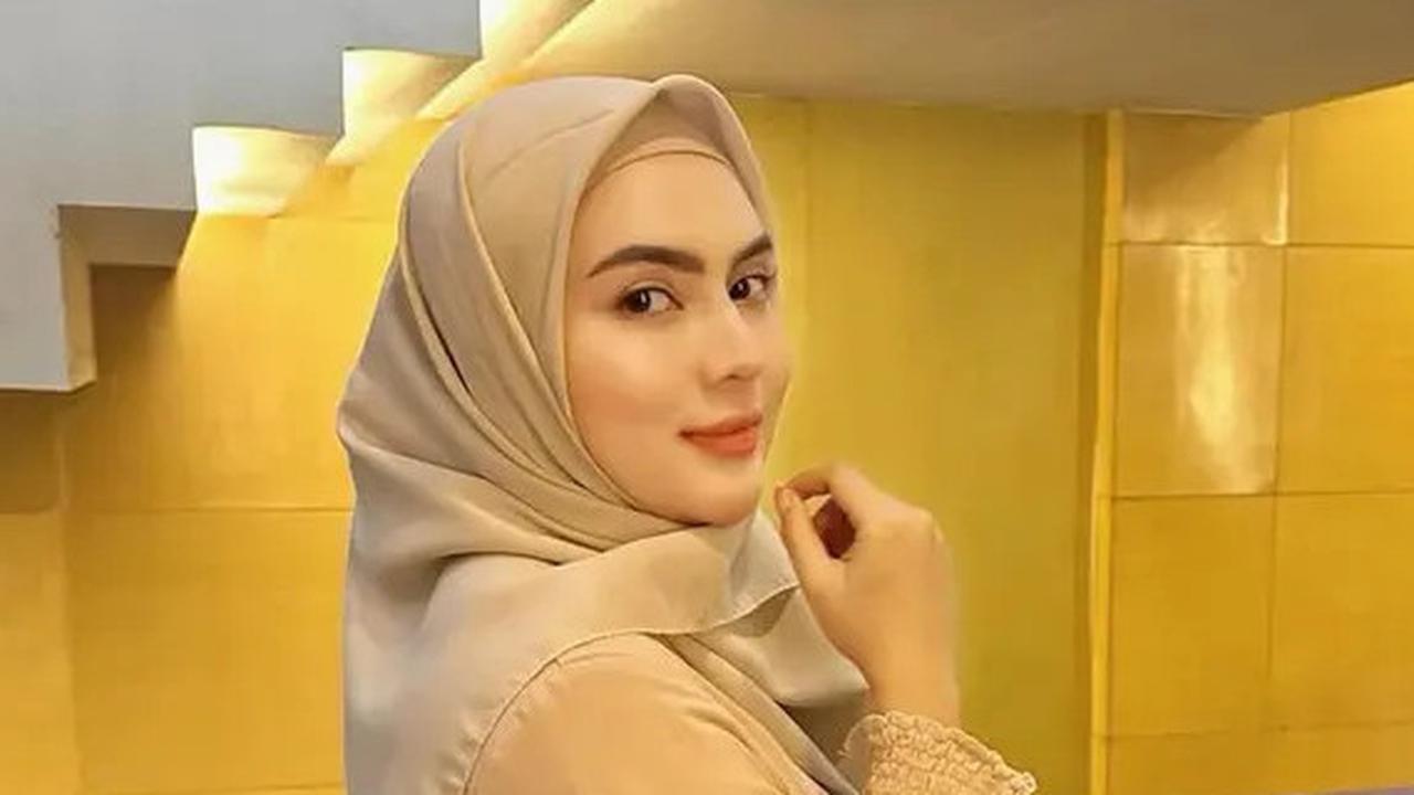 7 Potret Cantik Artis Keturunan Pakistan Berhijab, Aura Perempuan Arabnya Makin Bersinar