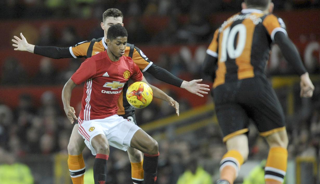 Pemain Manchester United (MU), Marcus Rashford mengontrol bola saat dihadang pemain Hull City,  Andrew Robertson pada laga semifinal leg pertama PIala Liga Inggris di Old Trafford stadium, Manchester, (10/1/2017). MU menang 2-0. (AP/Rui Vieira)