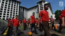 Sejumlah narapidana usai membersihkan Masjid Istiqlal pada "Bakti Merah Putih Narapidana", Jakarta, Rabu (27/3). Membersihkan rumah ibadah menjadi salah satu rangkaian HUT Pemasyarakatan ke-55 yang dilakukan serentak se Indonesia. (merdeka.com/Imam Buhori)