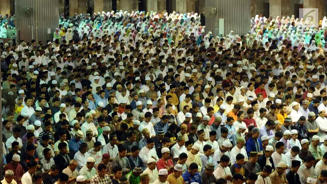Ribuan Umat Muslim Laksanakan Salat Gerhana di Istiqlal