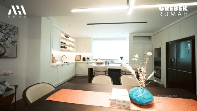 Potret Dapur Rumah Aura Kasih yang Tersambung dengan Ruang Keluarga