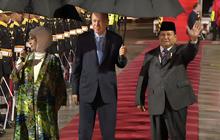 Momen Paspampres Berhenti Payungi Prabowo usai Mayor Teddy Diduga Ucapkan Sesuatu