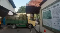 Ribuan daun jati ini dipersiapkan untuk membungkus nasi jangkrik yang dilengkapi daging kambing dan kerbau. (Liputan6.com/Arief Pramono)