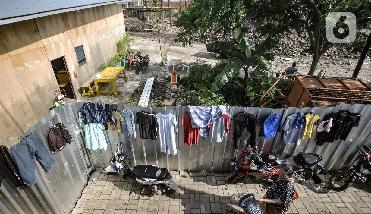 Aktivitas warga yang tetap memilih tinggal di Kampung Akuarium, Penjaringan, Jakarta, Kamis (11/3/2021). Seperti diketahui, Kampung Susun Akuarium memiliki 5 blok masing-masing terdiri dari 5 lantai dengan jumlah total 241 unit. (merdeka.com/Iqbal S. Nugroho)