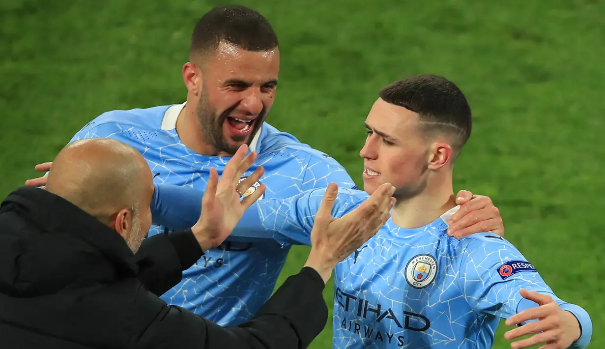 Gelandang Manchester City, Phil Foden (kanan) merayakan gol kedua yang dicetaknya ke gawang Borussia Dortmund dalam laga leg kedua perempatfinal Liga Champions 2020/2021 di Signal Iduna Park, Dortmund, Rabu (14/4/2021). Manchester City menang 2-1 atas Dortmund. (AFP/Wolfgang Rattay/Pool)