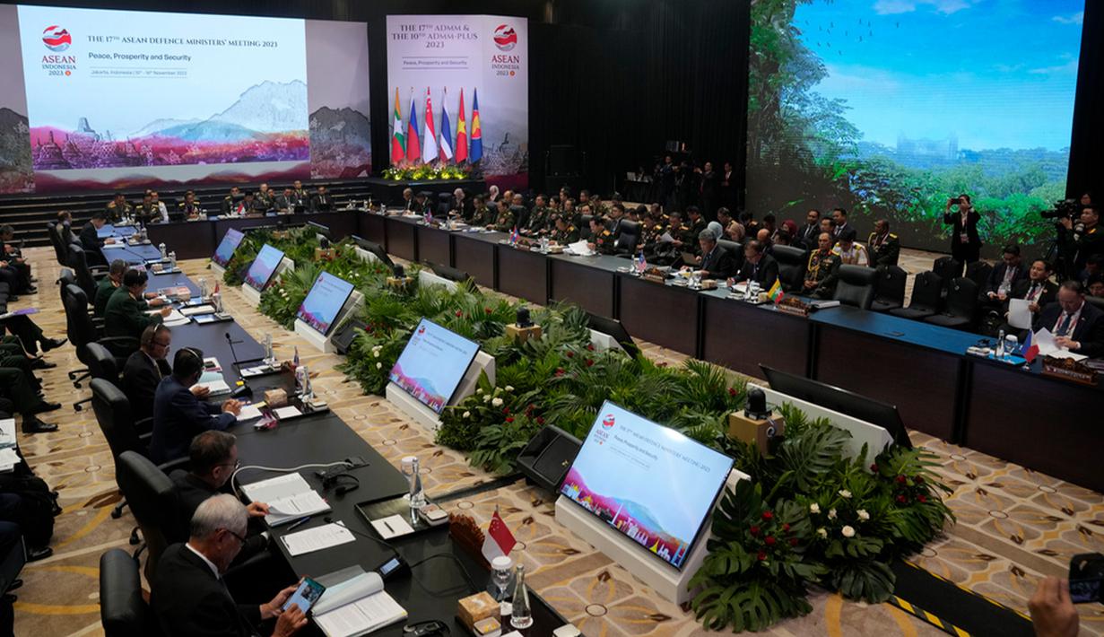 Prabowo menegaskan sikap Indonesia terkait serangan Israel terhadap warga sipil di Gaza, Palestina. (AP Photo/Dita Alangkara, Pool)