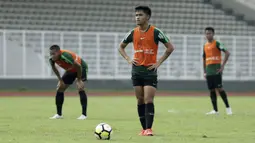 Pemain Timnas Indonesia U-23, Mahir Radja, bersiap menendang bola saat internal game di Stadion Madya, Jakarta, Jumat(8/3). Latihan ini merupakan persiapan jelang kualifikasi Piala AFC U-23 di Vietnam. (Bola.com/Yoppy Renato)