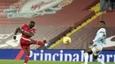 Penyerang Liverpool, Sadio Mane menembak bola saat bertanding melawan Wolverhampton Wanderers pada pertandingan lanjutan Liga Inggris di Stadion Anfield, Inggris, Minggu (7/12/2020).  Liverpool menang telak atas Wolverhampton 4-0. (Peter Powell/Pool via AP)