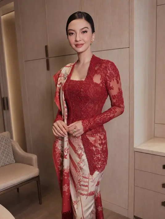 Raline Shah tampil elegan dengan kebaya kutubaru lace rancangan Didiet Maulana. Dipadu dengan kain batik sutra print sebagai bawahan dan selendang bahu [@bubahalfian]