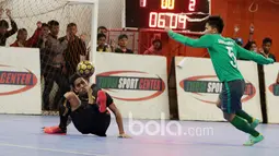 Pemain Timnas Futsal Indonesia, Septiyan (kanan) mencoba merebut bola dari pemain Blacksteel Manokwari pada laga uji coba jelang AFF Championship 2017 Thailand di Tifosi Sport Center, Selasa (16/1/2016). (Bola.com/Nicklas Hanoatubun)