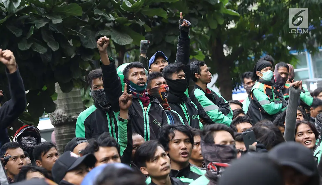 Pengemudi GrabBike berunjukrasa di depan kantor pusat Grab Indonesia, Gedung Lippo Kuningan, Jakarta Selatan, Rabu (19/9). Para pengemudi ojek online itu menuntut soal tarif yang diturunkan oleh aplikator Grab Indonesia. (Liputan6.com/Immanuel Antonius)