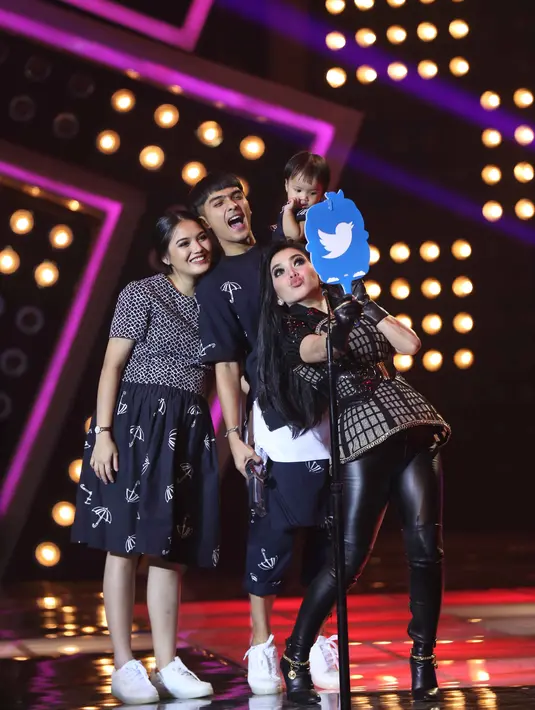 Di acara yang bertempat di  Studio 6 Emtek City, kawasan Daan Mogot, Jakarta Barat ini putra dari artis cantik Donna Harun ini berhasil memenangkan penghargaan kategori ‘Gorgeous Dad’. (Nurwahyunan/Bintang.com)