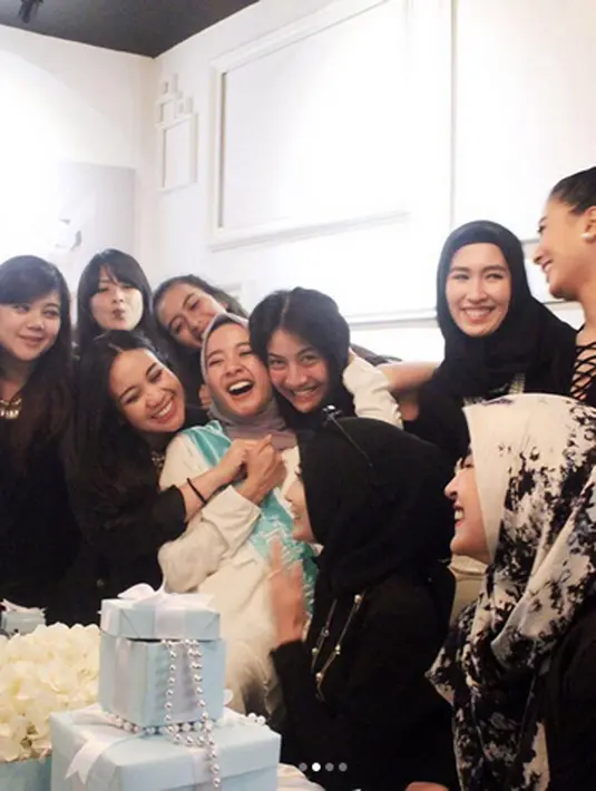 Tidak ada konfirmasi dari calon pengantin Laudya Cynthia Bella hingga kini. Bella dikabarkan menikah pada minggu ini dengan duda satu anak asal Malaysia, Engku Emran. Pernikahan keduanya digelar di Malaysia. (Instagram/zaskiasungkar15)