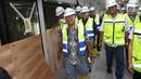 Menteri Koordinator Bidang Perekonomian Darmin Nasution memantau pembangunan proyek MRT Jakarta fase I di Senayan, Jakarta, Senin (11/6). Usai berkunjung ke stasiun bawah tanah MRT, Darmin mengungkapkan kekagumannya. (Liputan6.com/Angga Yuniar)