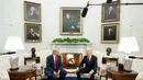 Pada pertemuan tersebut, Donald Trump berterima kasih kepada Presiden AS, Joe Biden menjanjikan peralihan kekuasaan yang mulus. (SAUL LOEB/AFP)