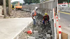 Pekerja menyelesaikan proyek revitalisasi trotoar di kawasan Bundaran Hotel Indonesia, Jakarta, Selasa (24/9/2019). Pemerintah Provinsi (Pemprov) DKI tengah mengebut pembangunan revitalisasi trotoar di sejumlah titik Ibu Kota yang ditargetkan rampung akhir 2019 mendatang. (Liputan6.com/Angga Yuniar)