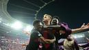 Para pemain Bayer Leverkusen melakukan selebrasi setelah Josip Stanisic (tengah) mencetak gol yang membuat skor menjadi 2-2 pada pertandingan sepak bola leg kedua semifinal Liga Europa melawan AS Roma di BayArena, pada 9 Mei 2024. (INA FASSBENDER/AFP)