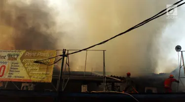 Petugas pemadam kebakaran berupaya memadamkan api yang membakar sebuah percetakan dan pabrik roti di Jalan Cawang Baru, Kavling Otista, Jakarta, Selasa (19/9). Sekitar 10 unit mobil damkar diturunkan untuk memadamkan api. (Liputan6.com/Angga Yuniar)