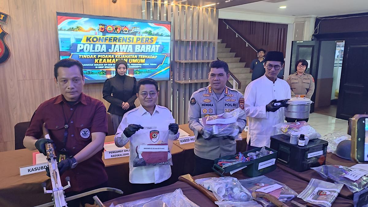 Beri Tutorial Buat Bom hingga Senpi Lewat Grup WhatsApp, Pria Bandung Barat Ditangkap Polda Jabar 