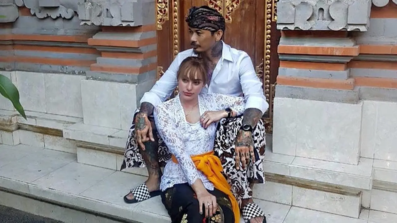 Potret Cantik Nora Alexandra Kekasih Jerinx SID dalam Busana Adat