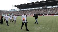 Presiden Republik Indonesia, Joko Widodo membagikan bola kepada penonton saat pembukaan Piala Presiden 2017 di Stadion Maguwoharjo, Sleman, Sabtu (4/2/2017). (Bola.com/Nicklas Hanoatubun)