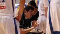 Pelatih Satria Muda, Youbel Sondakh memberikan arahan kepada anak asuhnya saat melawan Pelita Jaya pada gim kedua final IBL 2017 di di Britama Arena, Kelapa Gading, Sabtu (6/52017). Satria Muda menang 83-63. (Bola.com/Nicklas Hanoatubun)