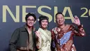 Diapit Chicco Kurniawan dan Ringgo Agus Rahman, Freya JKT48 kenakan kebaya janggan satin panjang. Kebaya emas itu dipadu dengan kain tenun biru yang kontras [Budi Santoso]