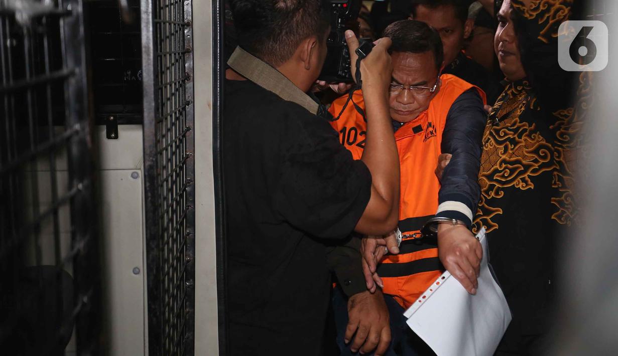 Bupati Pati, Sudewo dikawal petugas sesaat memasuki ke dalam mobil tahanan usai menjalani pemeriksaan intensif di Gedung Merah Putih Komisi Pemberantasan Korupsi (KPK), Jakarta, Selasa (20/1/2026). (Liputan6.com/Helmi Fithriansyah)