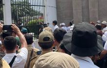 Demo Apdesi di DPR Memanas, Massa Rusak Pagar sampai Lempari Polisi Pakai Batu