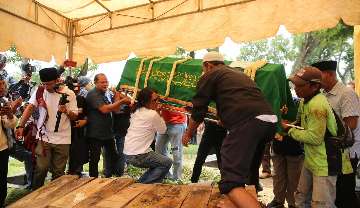 Prosesi pemakaman dihadiri oleh ketia anaknya, yakni Chicha Koeswoyo, Hellen Koeswoyo, dan Reza Wicaksono. 
 [Foto; Adrian Putra/Fimela.com]