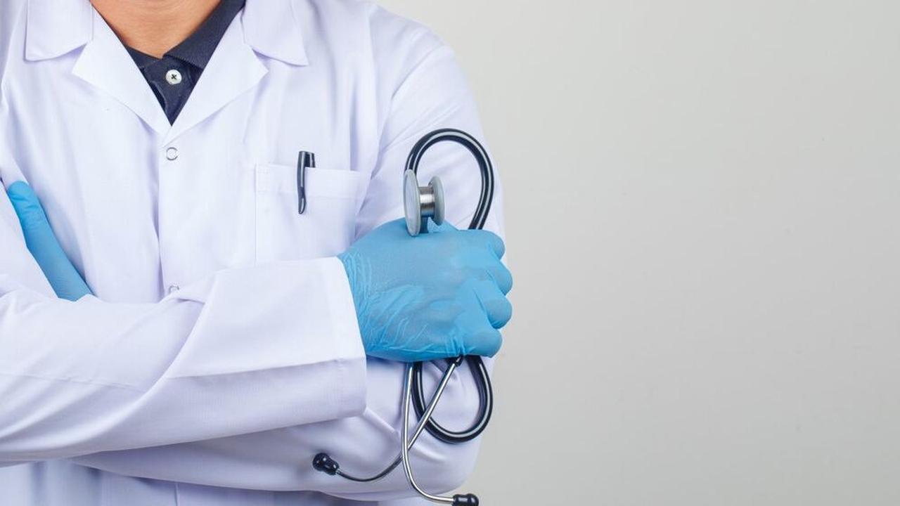 Miris Lihat Kesengsaraan Rakyat di Berbagai Daerah, Dokter Ini Memutuskan Beri Pengobatan Gratis untuk Pasiennya