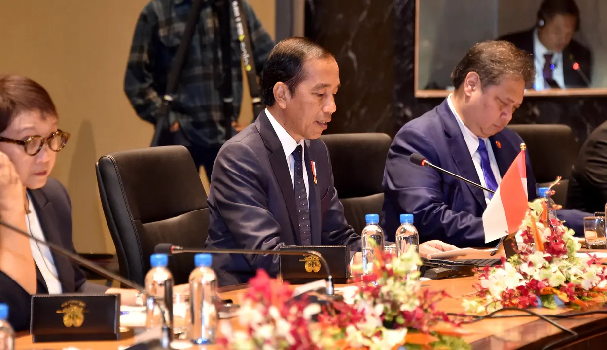 Pada akhir pertemuan bilateral, Jokowi dan PM Marape turut menyaksikan Memorandum Saling Pengertian tentang Kerja Sama di Bidang Pendidikan Tinggi yang ditandatangani oleh Menteri Luar Negeri Indonesia Retno Marsudi dan Menteri Pendidikan Tinggi Papua Nugini Don Polye. (ANDREW KUTAN/AFP)