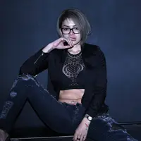 Nikita Mirzani memenuhi panggilan polisi terkait pelaporan mantan suaminya Sajad Ukra. Niki hadir didampingi kuasa hukumnya. Ada yang terlihat beda dari penampilannya saat itu. (Nurwahyunan/Bintang.com)