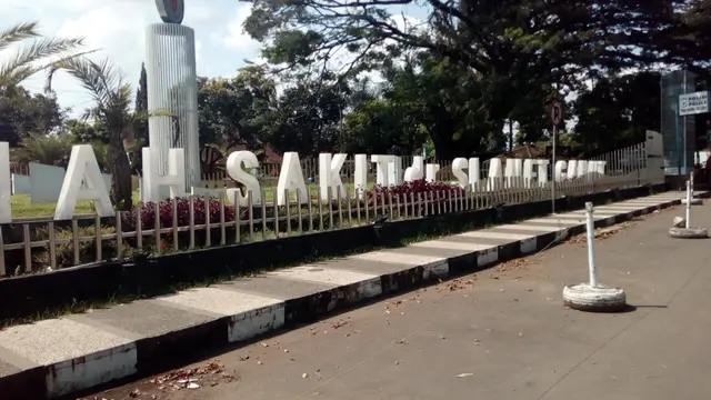 Rumah Sakit Umum Daerah dr. Slamet Garut, bisa digunakan sebagai rujukan utama pengunjung untuk melakukan pengobatan