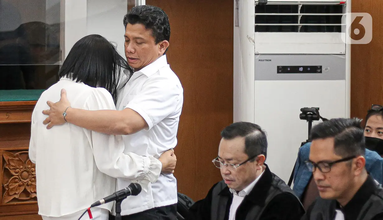 <p>Terdakwa kasus pembunuhan Brigadir Nopriansyah Yosua Hutabarat atau Brigadir J, Ferdy Sambo memeluk istrinya yang juga terdakwa dalam kasus tersebut Putri Candrawathi saat akan menjalani sidang lanjutan di PN Jakarta Selatan, Selasa (8/11/2022). Saksi yang akan diperiksa dalam sidang pekan keempat ini terdiri dari asisten rumah tangga (ART), ajudan, hingga saudara Ferdy Sambo. (Liputan6.com/Faizal Fanani)</p>