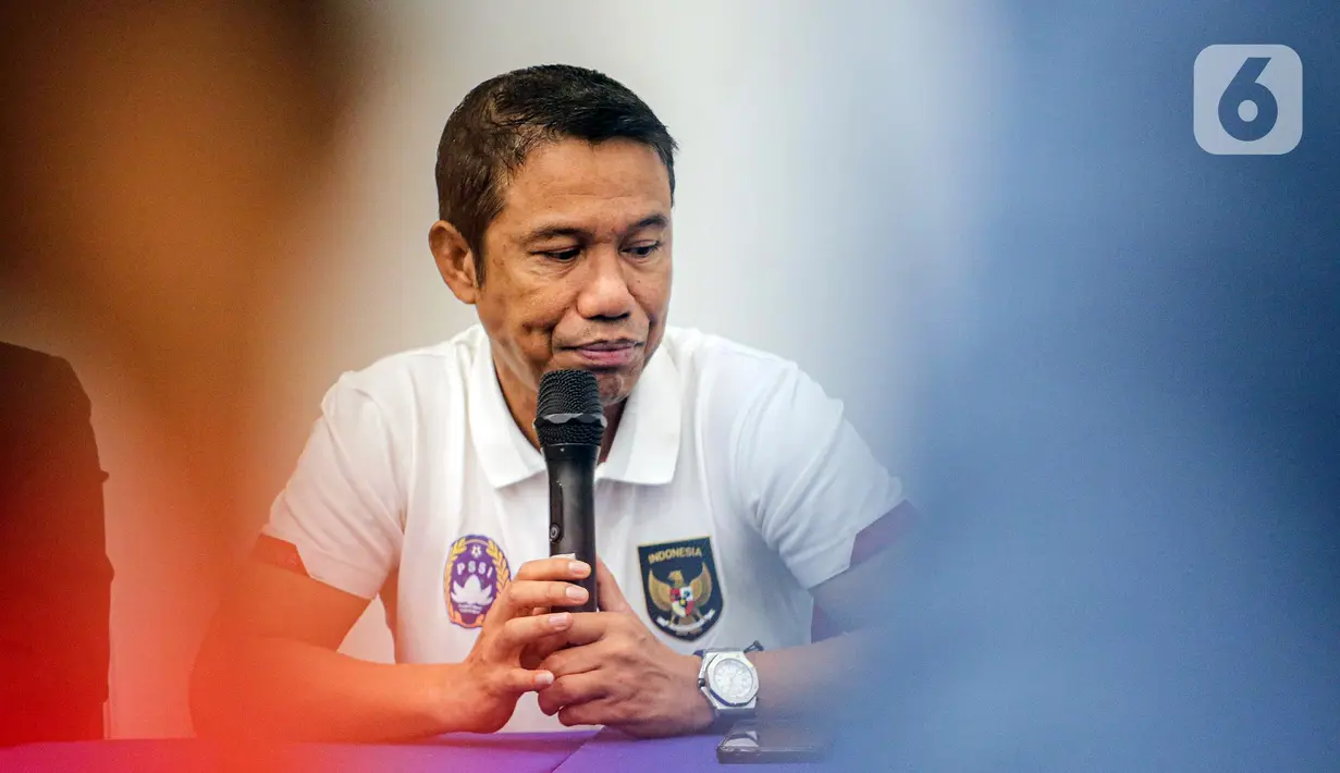Sekretaris Jenderal PSSI Yunus Nusi menyampaikan keterangan pers terkait tragedi kerusuhan Stadion Kanjuruhan Malang di Stadion Madya, Jakarta, Minggu (2/10/2022). Yunus memastikan panitia pertandingan akan mendapat sanksi keras jika kerusuhan itu terbukti di dalam lapangan. (Liputan6.com/Faizal Fanani)