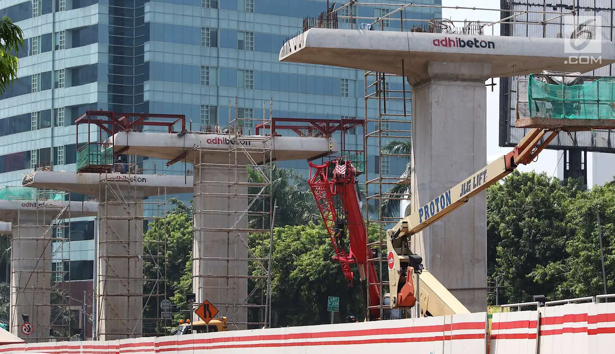 Kondisi pembangunan proyek LRT yang sepi aktivitas di Jalan HR Rasuna Said, Jakarta, Selasa (1/5). Memperingati Hari Buruh sejumlah organisasi pekerja mengadakan demonstrasi di beberapa lokasi di wilayah Jakarta. (Liputan6.com/Immanuel Antonius)