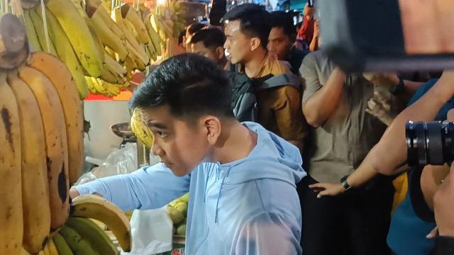 Calon wakil presiden nomor urut 2, Gibran Rakabuming Raka bertemu warga Penjaringan, Jakarta Utara pada Jumat, (1/12/2023) sore.