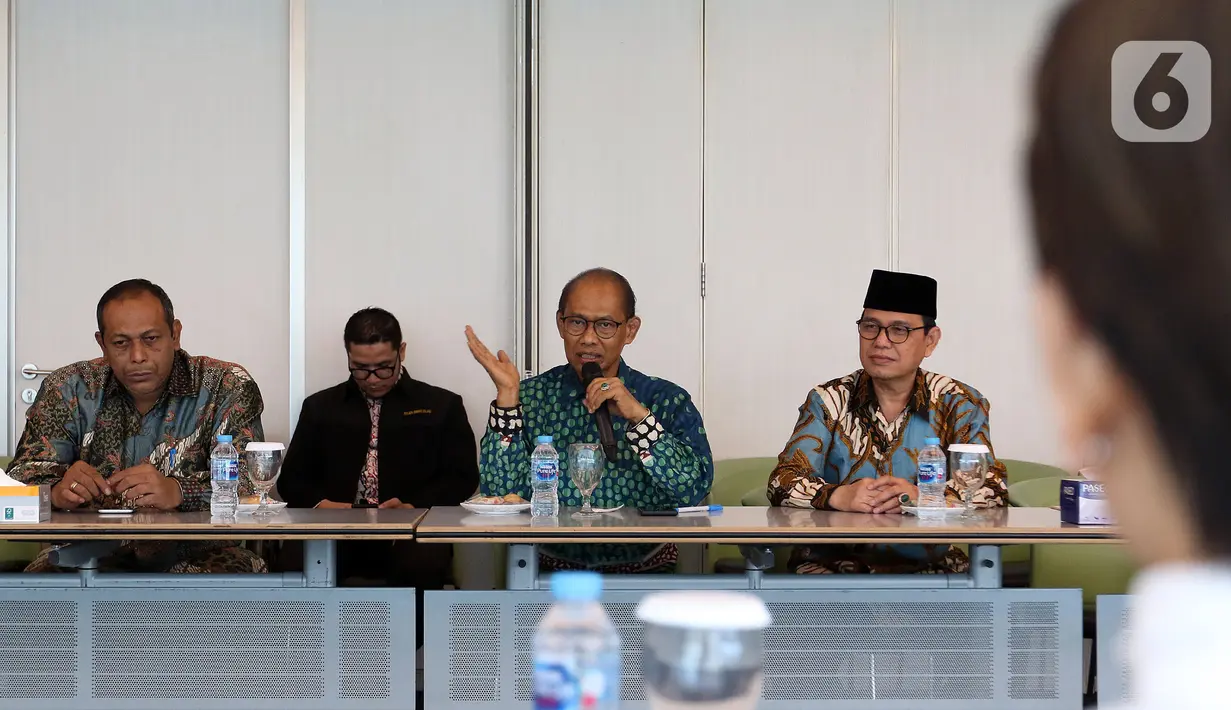 Dirjen Bimas Islam Kemenag RI Muhammadiyah Amin, Direktur Penerangan Islam Ditjen Bimas Islam Kemenag RI, Juraidi dan Kasubid Seni Budaya dan Siaran Keagamaan Ditjen Penmas, Sayid Alwi Fahmi hadiri acara Penandatanganan MOU, di Gedung SCTV, Jakarta, Rabu (11/3/2020). (Liputan6.com/Johan Tallo)