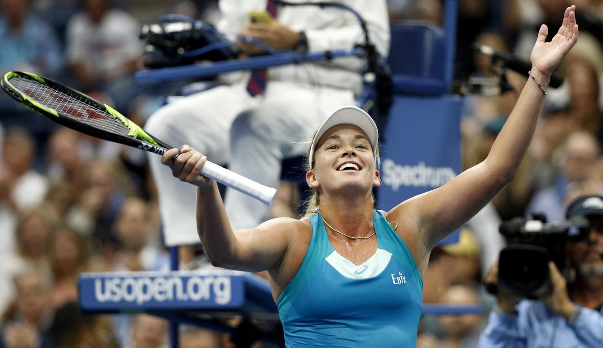 CoCo Vandeweghe melangkah ke semifinal setelah mengalahkan Karolina Pliskova pada perempat final AS Terbuka 2017 di Arthur Ashe Stadium, New York, (6/9/2017). Coco menang 7-6, 6-3. (AP/Jason Decrow)