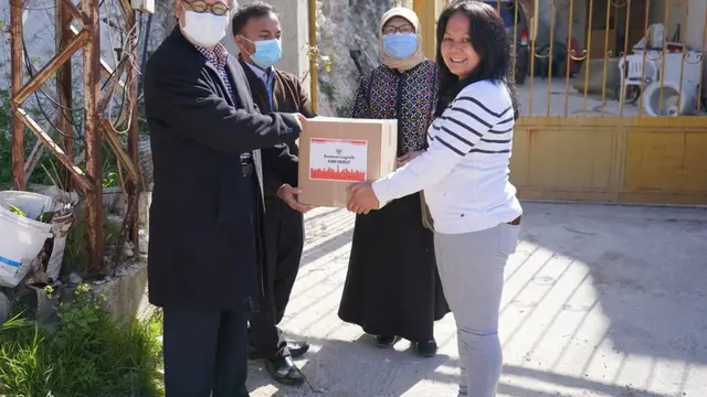 Kegiatan penyaluran paket bantuan sosial di tengah pandemi COVID-19 oleh KBRI Beirut kepada WNI di Lebanon. (Dok: Kemlu RI)