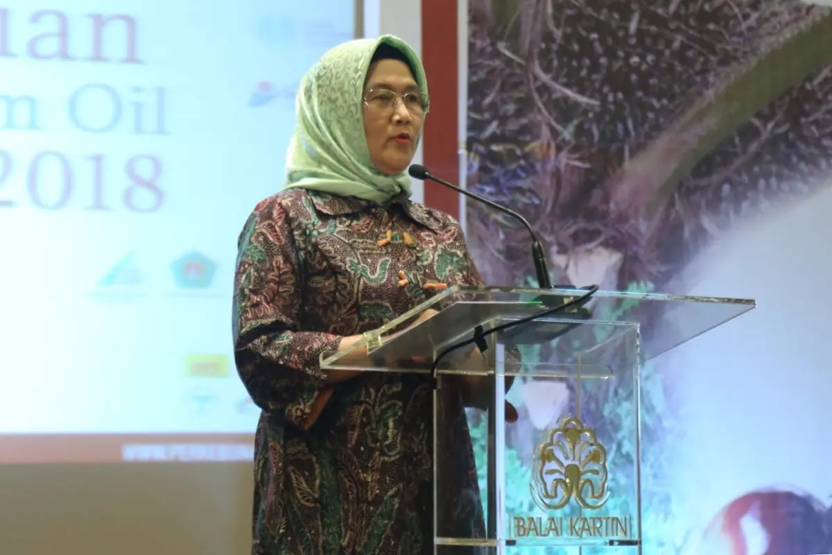 Haiyani Rumondang, saat mewakili Menaker Hanif Dhakiri menjadi keynote speech pada acara 2nd International Conference and Expo on Indonesian Sustainable Palm Oil (ICE-ISPO) 2018 di Balai Kartini, Jakarta, Kamis (12/4/2018).