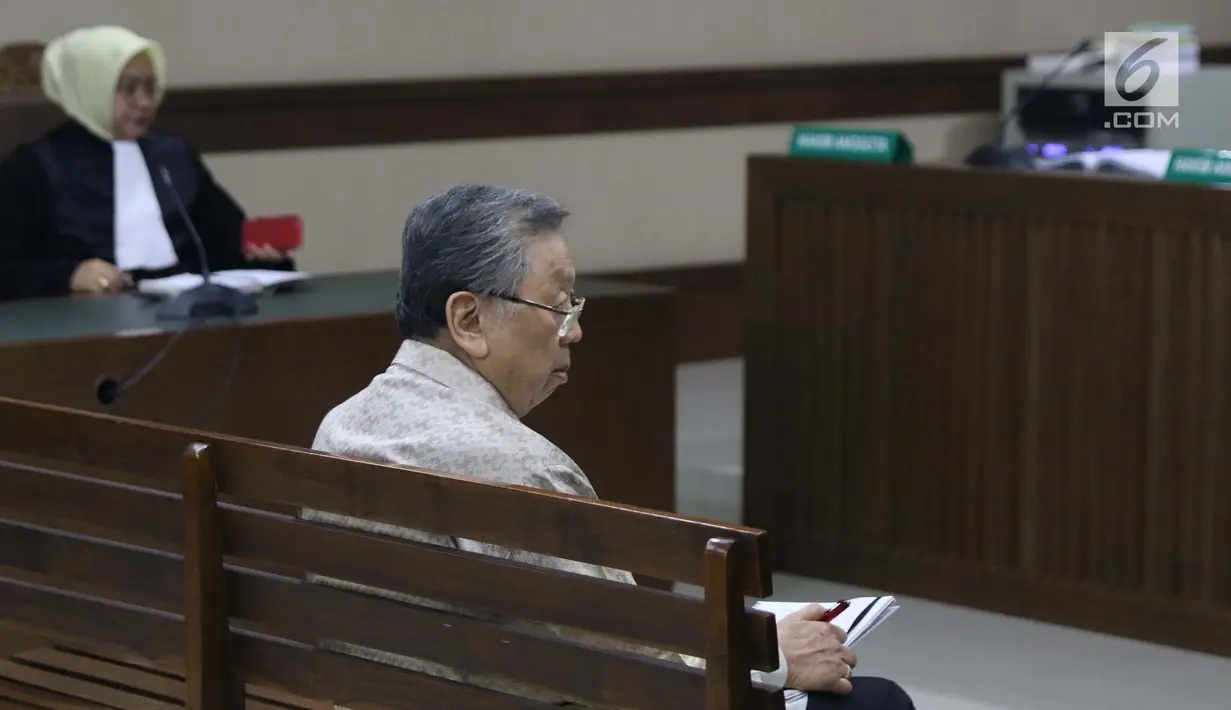 Terdakwa korupsi pengelolaan dana pensiun PT Pertamina, Edward Soeryadjaya saat menjalani sidang putusan di PN Jakarta Pusat, Kamis (10/1). Edward dinyatakan bersalah, dihukum 12 tahun 6 bulan penjara, denda Rp 500 juta. (Liputan6.com/Helmi Fithriansyah)