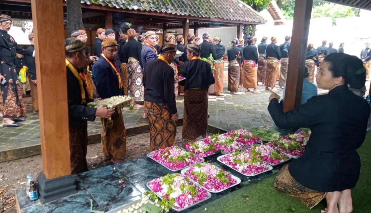 Keluarga Keraton Surakarta Ziarah ke Makam Raja-Raja Mataram
