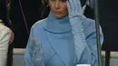 Mendampingi suaminya saat pelantikan, Melania hadir menganakan dress berwarna biru muda. Tampilannya sederhana namun elegan. Tanpa aksesoris yang berlebihan, ia hanya memakai sarung tangan. (doc.dailymail.com)