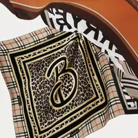 Burberry Festive Scarf- Kado Natal dan Tahun Baru 2020